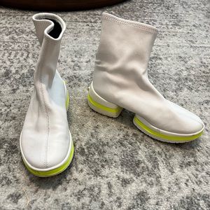 Stuart weitzman SW 612 bootie white size 7